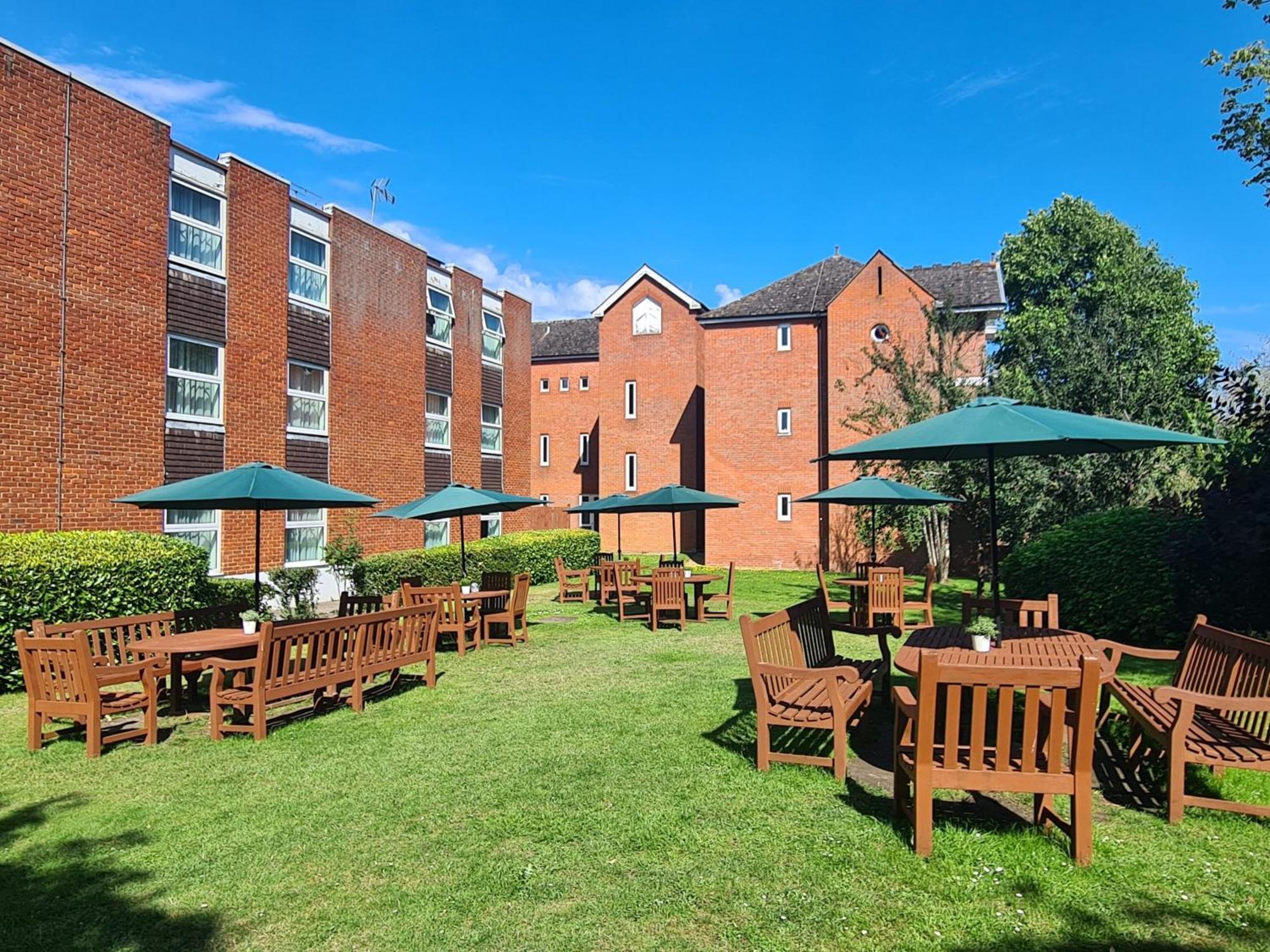 Holiday Inn Farnborough By Ihg Kültér fotó